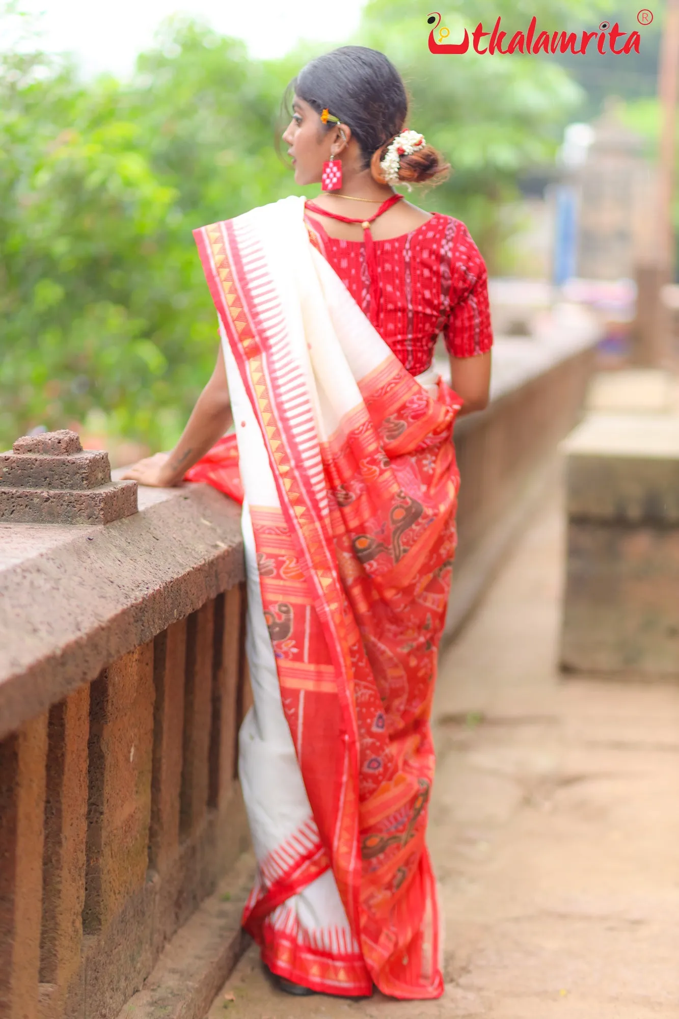 White Dongria Border Mayur Anchal Khandua Silk Saree