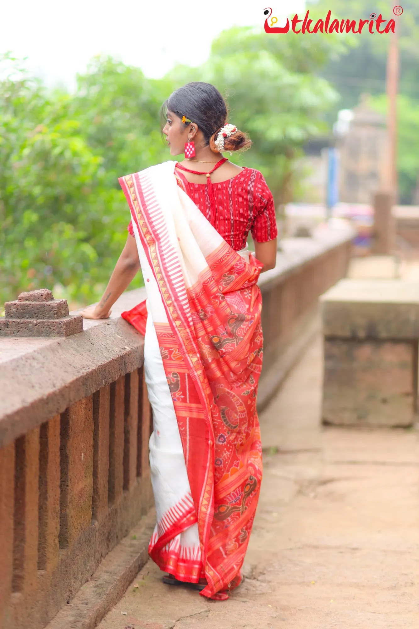 White Dongria Border Mayur Anchal Khandua Silk Saree