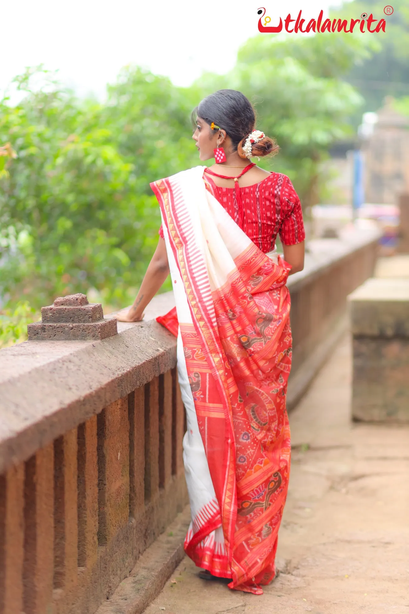 White Dongria Border Mayur Anchal Khandua Silk Saree